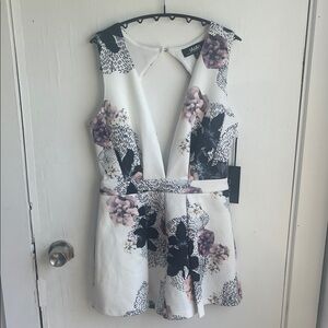 Lulu's Elegant Floral V-Neck Romper Size Medium